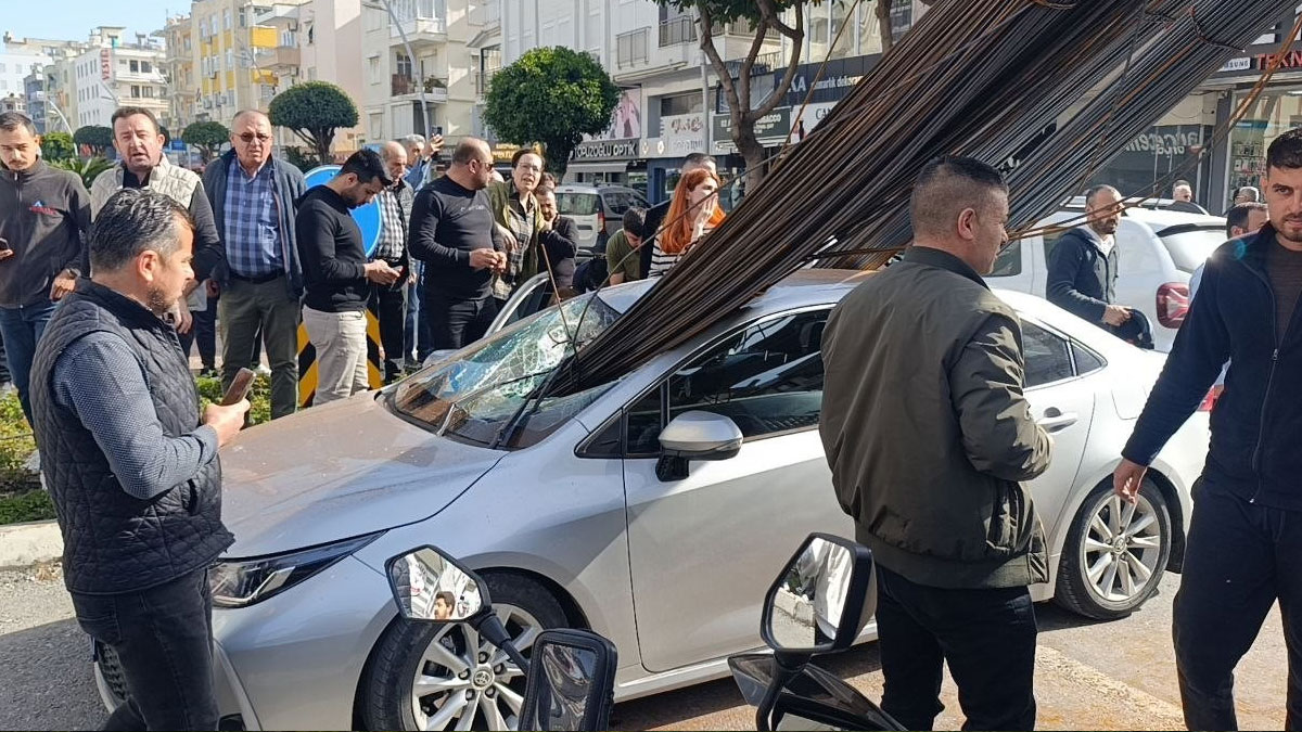 Kamyondan savrulan demirler otomobile saplandı