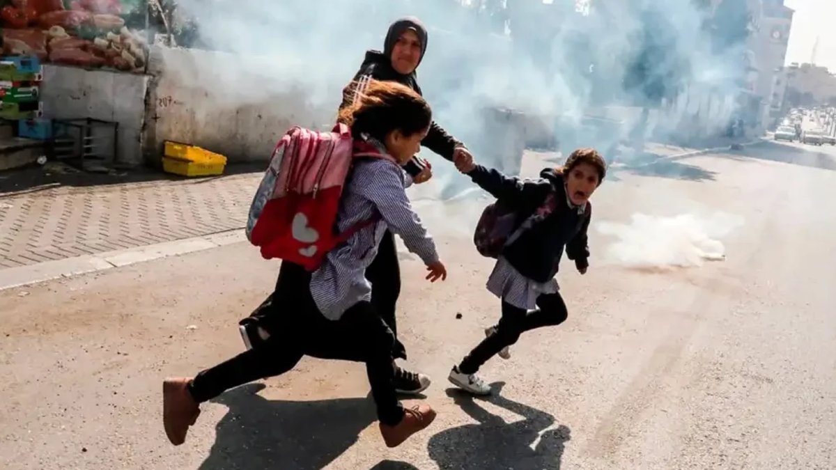 Okul yolunda dehşet: İsrail, Filistinli öğrencilere ses ve gaz bombası attı