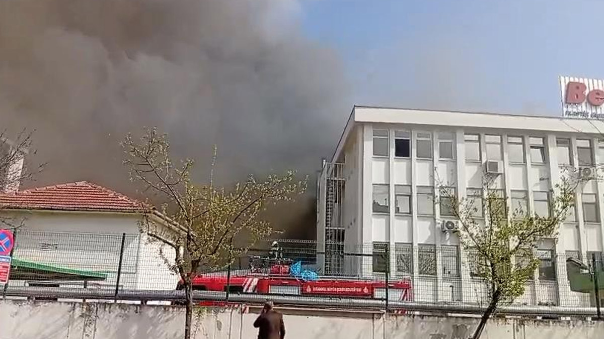 Ümraniye'de fabrikada yangın! İtfaiye ekipleri müdahale ediyor
