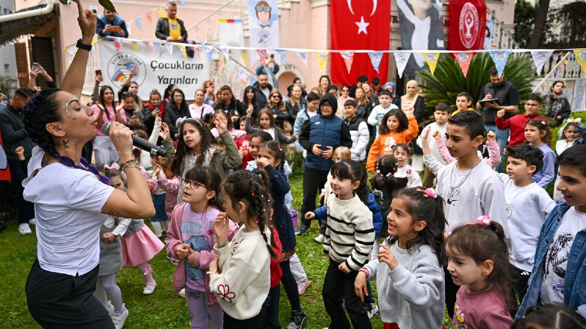 Bornova’da şenlik coşkusu: Depremde hayatını kaybeden Sayra ve Çınar kardeşlerin anısı çocukların neşesiyle yaşatıldı