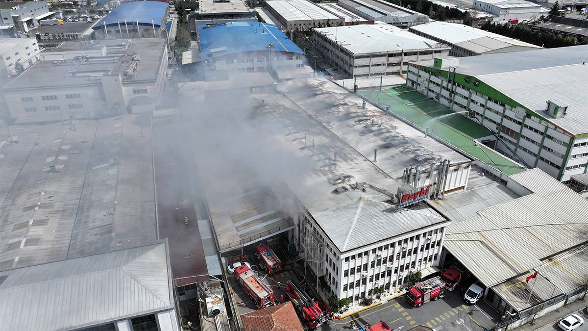 Ümraniye'de fabrikada yangın! İtfaiye ekipleri müdahale etti