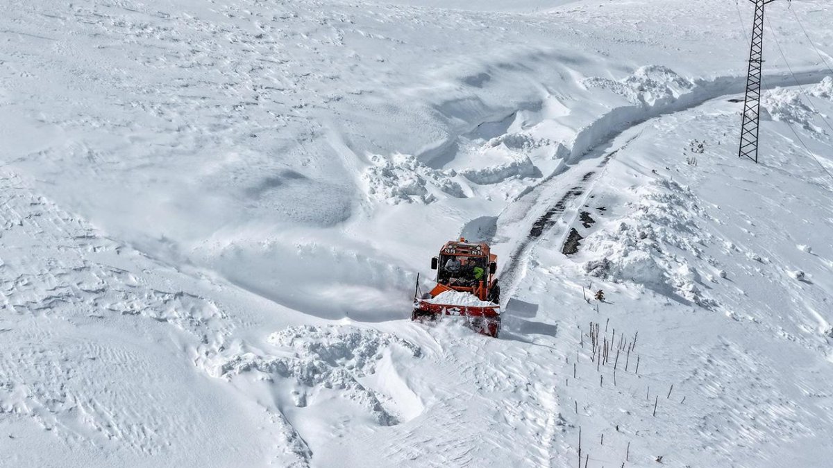 Nisan karı Doğu’yu vurdu: 77 yerleşim yeri ulaşıma kapandı