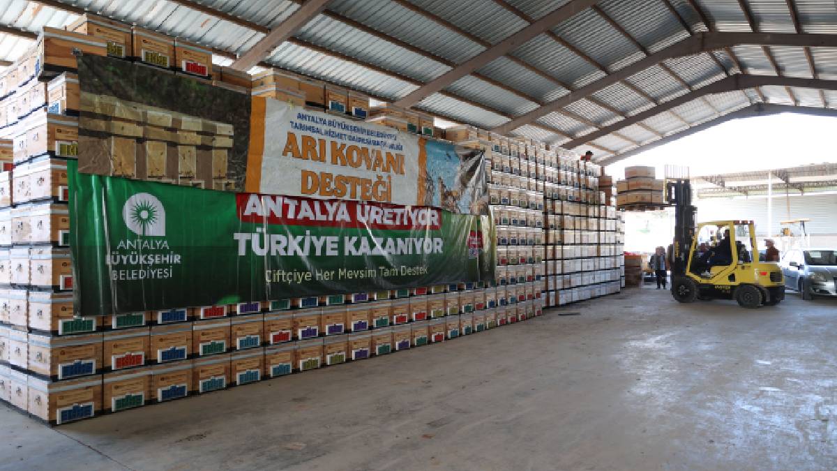 Büyükşehirden yüzleri güldüren hibe desteği: Antalya'da 400 üreticiye 1200 kovan teslim edildi
