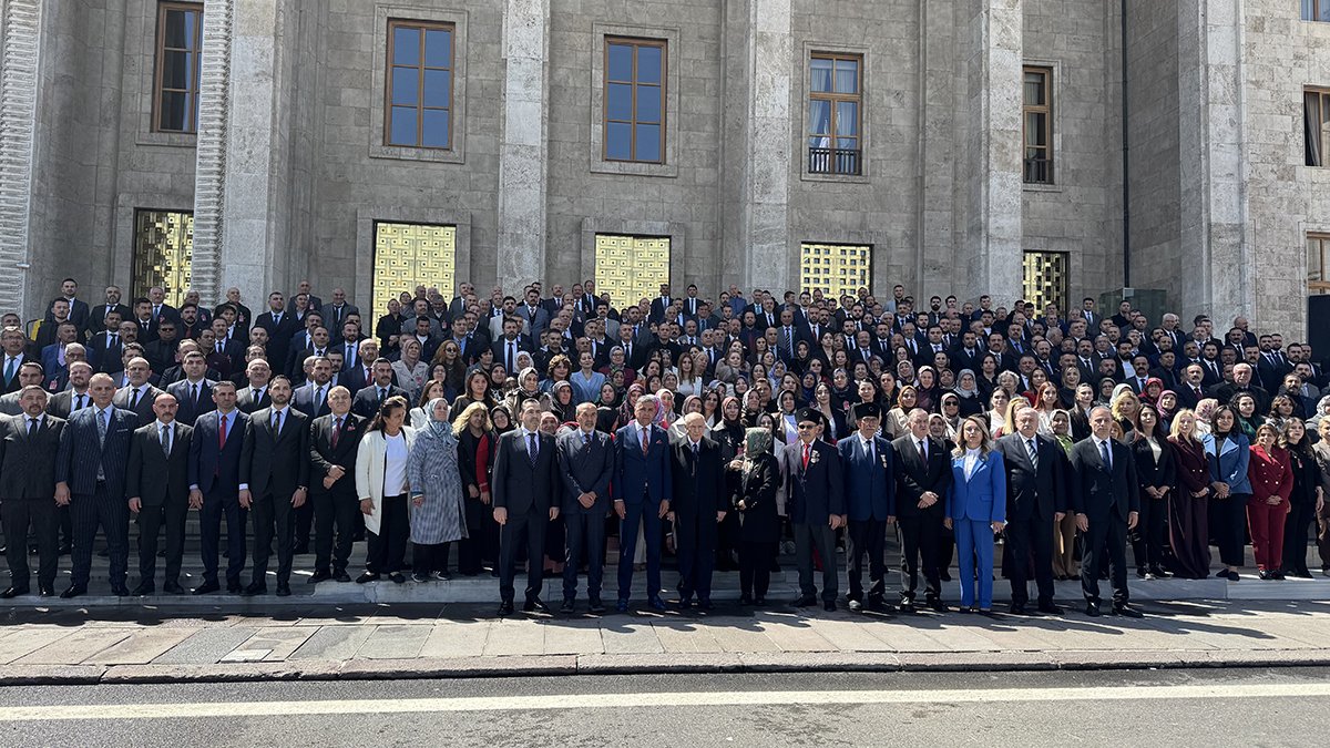 Bahçeli, Meclis'te teşkilat mensuplarıyla fotoğraf çektirdi