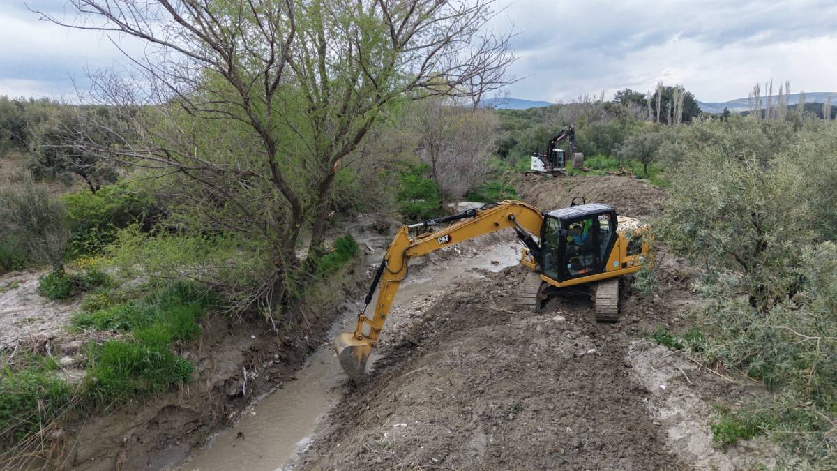Akhisar’da 5 kilometrelik dere hattı temizleniyor