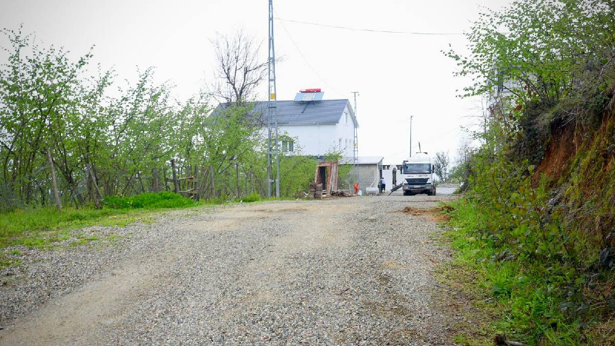Seldeğirmeni Mahallesi’nde beton yol çalışması tamamlanıyor