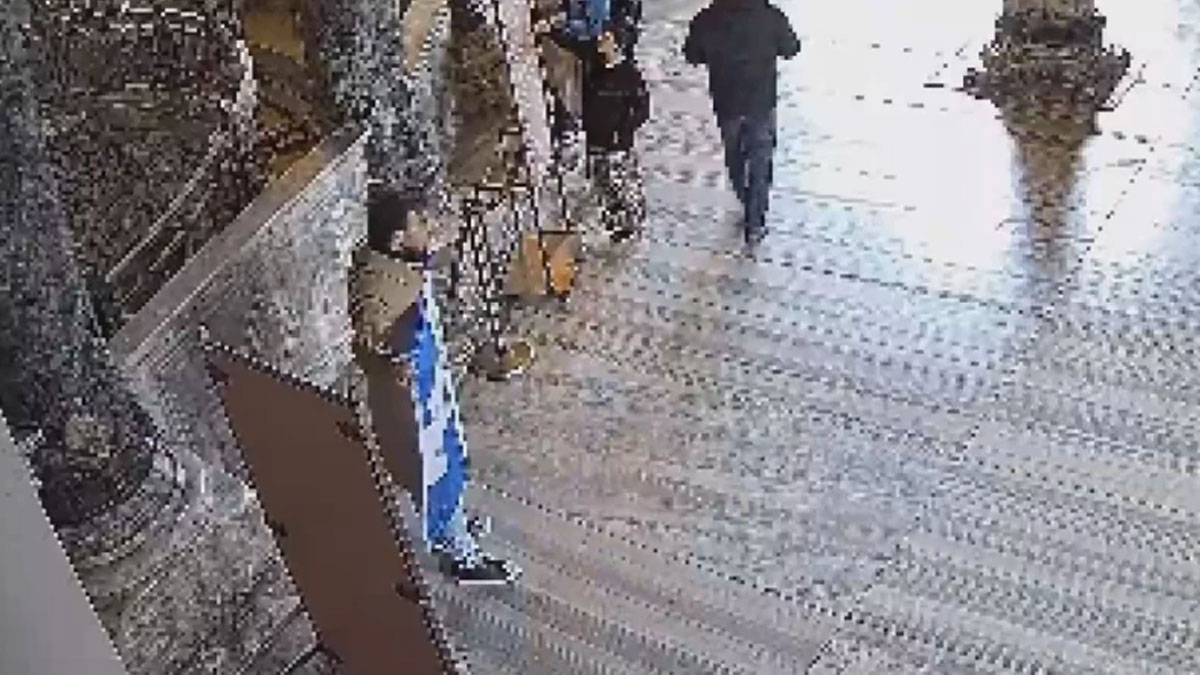 Ayasofya'da provokasyon: Bayrak açan Yunan turistler tutuklandı