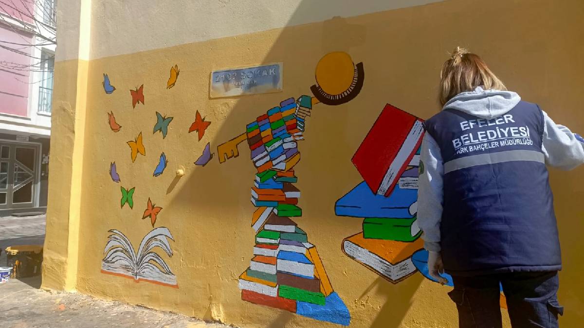 Efeler’in parkları renkleniyor