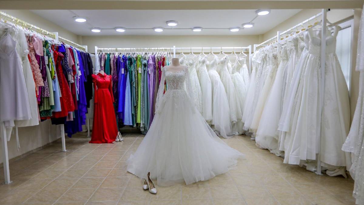 Bayraklı'da evlenecek çiftlere anlamlı hizmet: Belediyeden ücretsiz gelinlik ve damatlık desteği