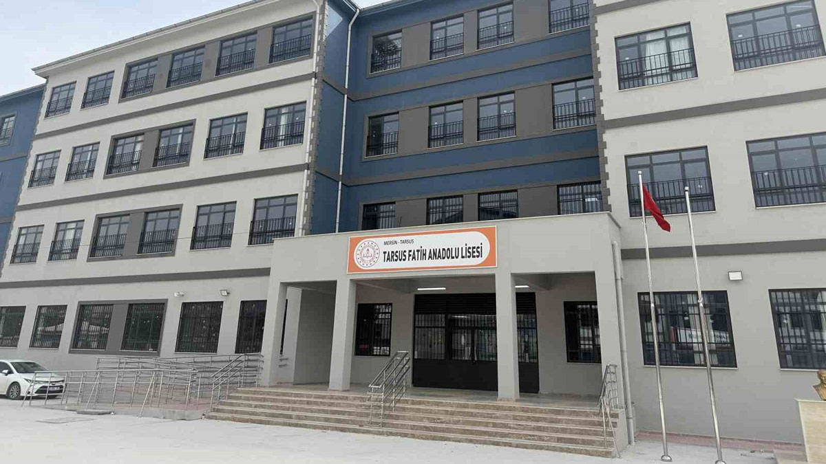 Faciadan dönüldü! Mersin'de lisede bir öğrenci tabanca ile yakalandı
