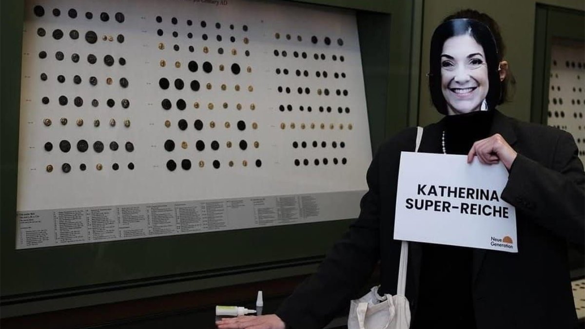 İklim aktivistleri bu kez Berlin müzesinde eylem yaptı: Elini Japon yapıştırıcısıyla sikkelere yapıştırdı