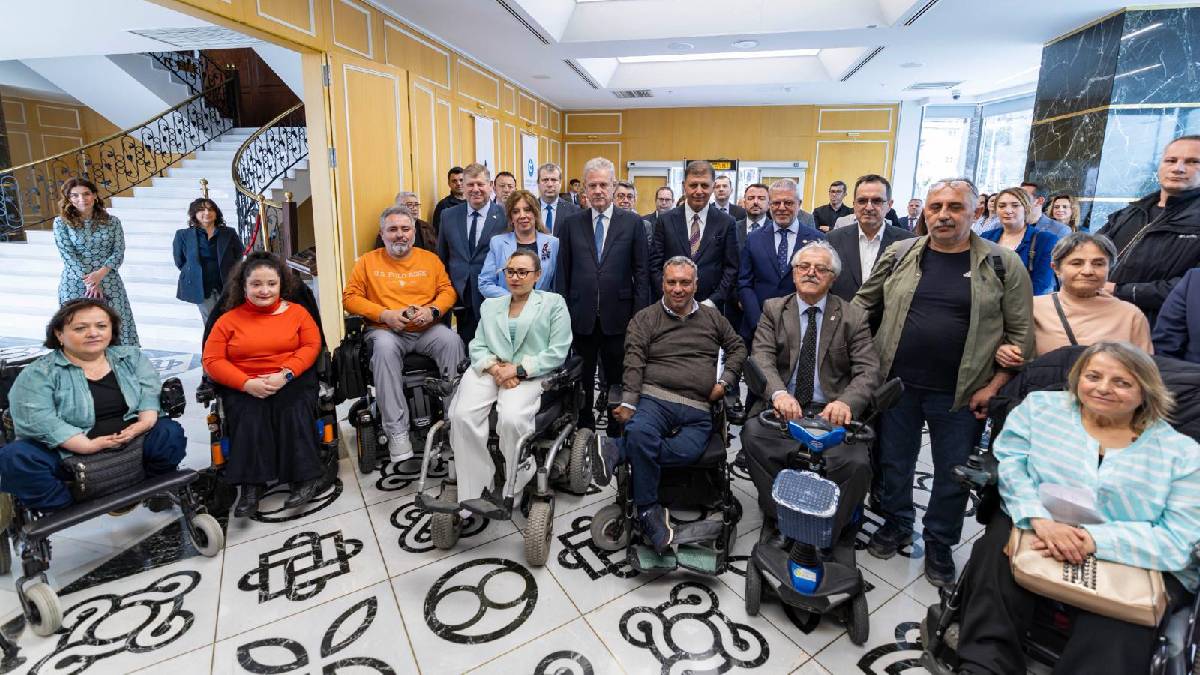 İzmir Ticaret Odası’nda kırmızı bayrak gururu