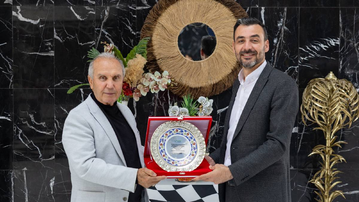 Başkan Vekili Mehmet Çiçek’ten Ağa Hasan Özden’e plaket