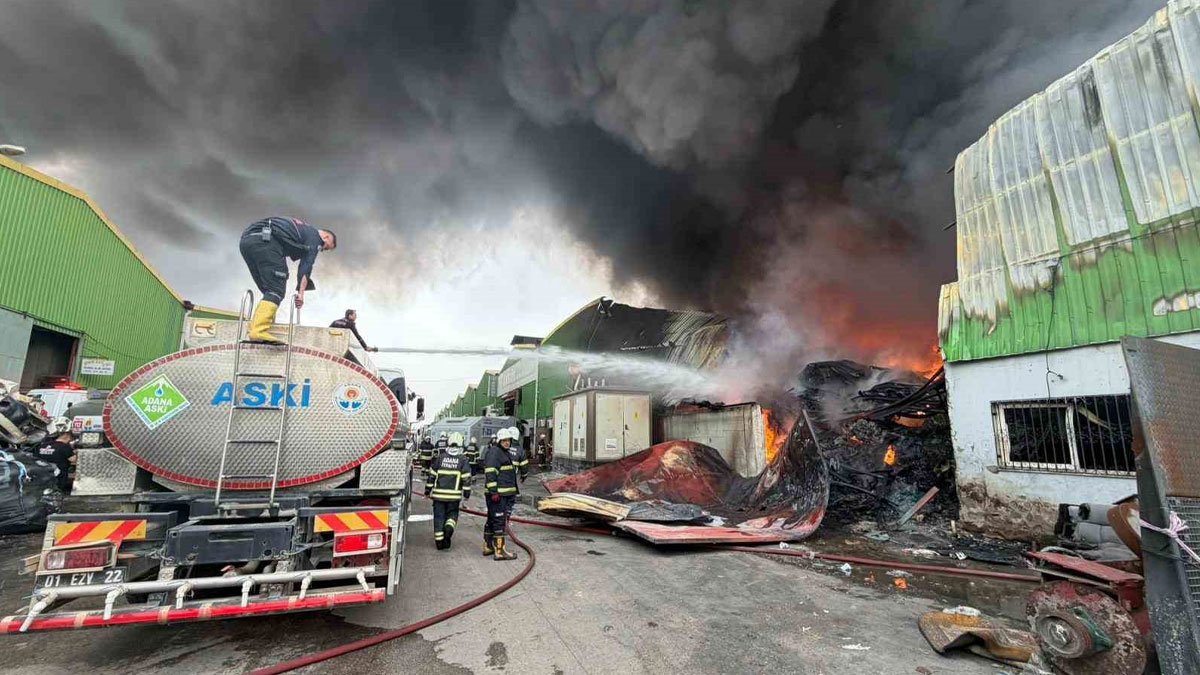 Adana'da geri dönüşüm tesisinde yangın