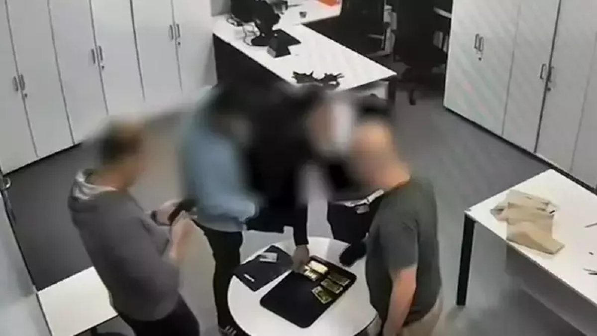 Interpol’ün kırmızı bültenle aradığı altın kaçakçısı İstanbul’da yakalandı