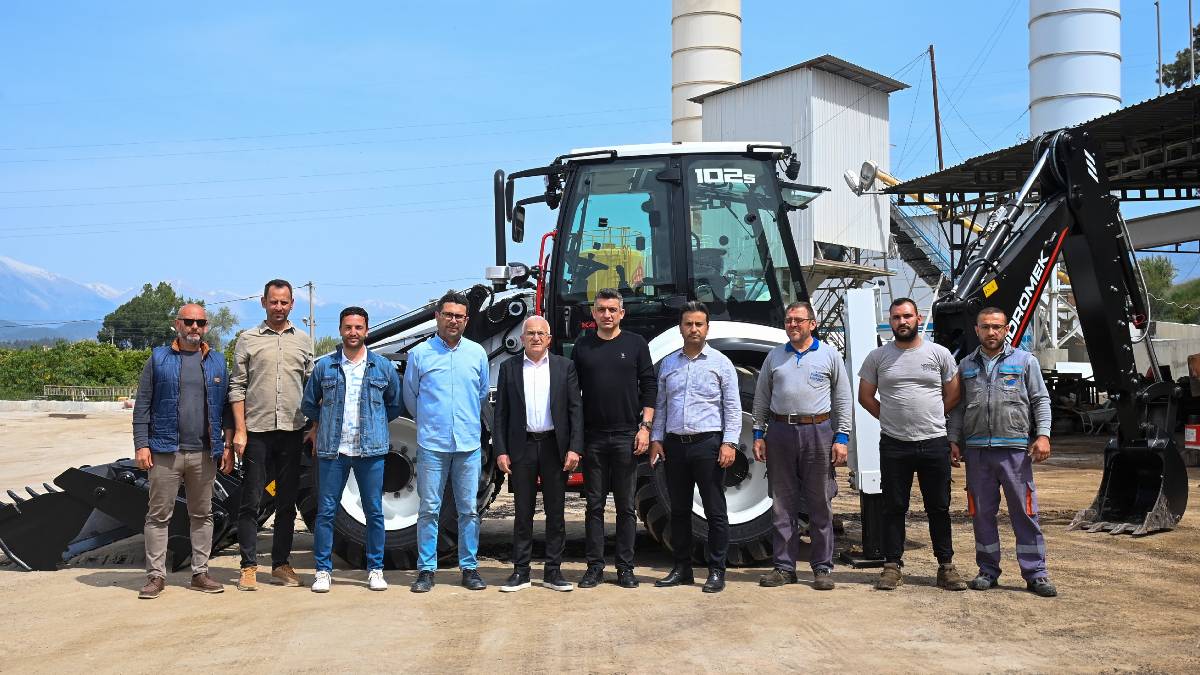 Kumluca Belediyesi iş makinesi filosunu güçlendirmeye devam ediyor!