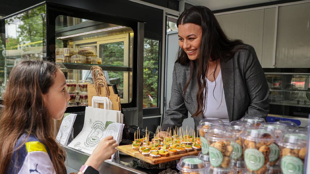 Başkan Anıl Yetişkin sözünü tuttu: Menderes Park’ta Vegan Kafe kapılarını açtı