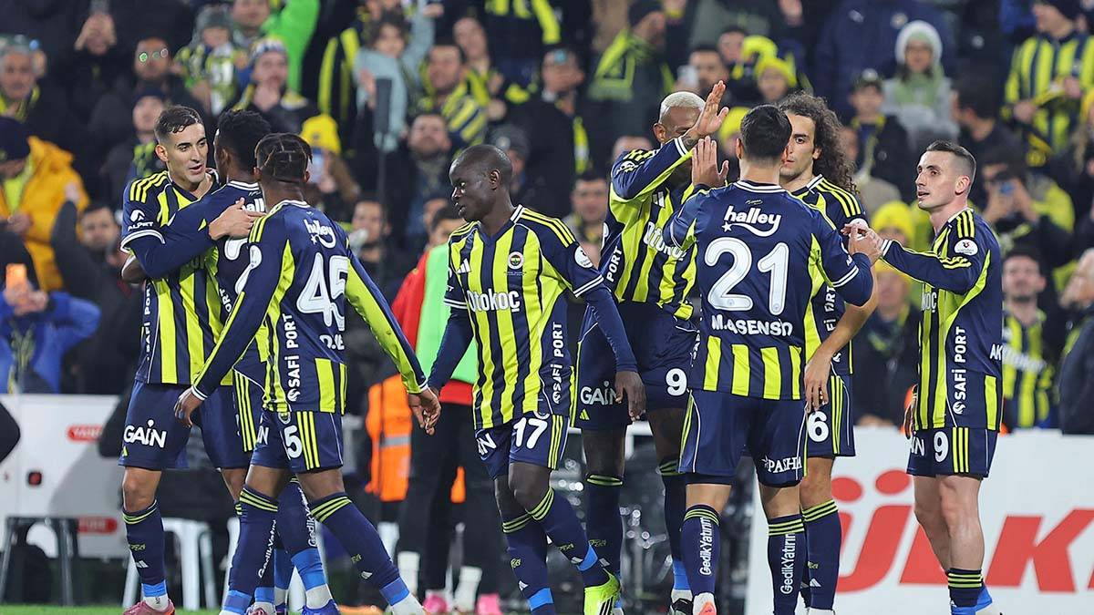 Süper Lig'de 30. hafta heyecanı- Canlı anlatım: Fenerbahçe, Rizespor'u ağırlıyor