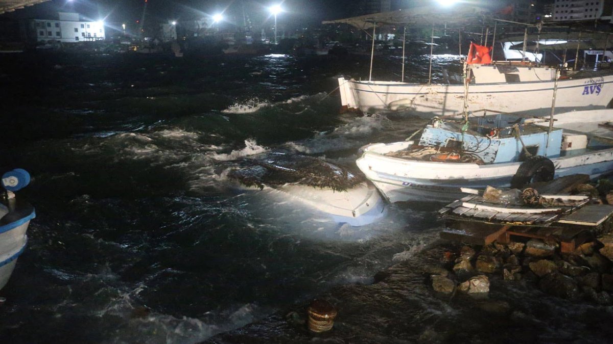 Hatay'da fırtına etkisi: Tekneler alabora oldu, çatılar uçtu