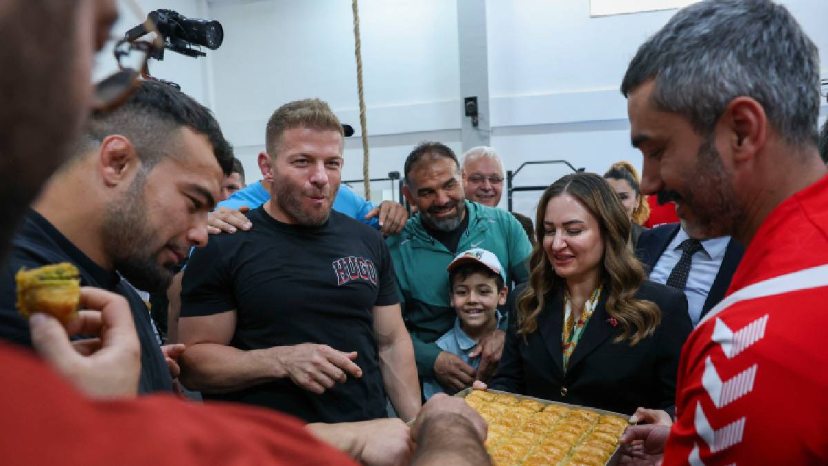 Başkan Vekili Özdemir’den güreşçilere yeni sezon öncesi moral ziyareti