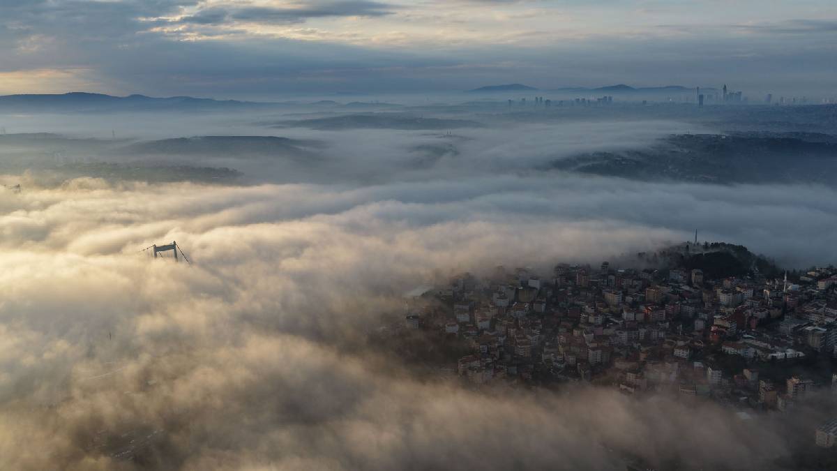 İstanbul’da sisli sabah: Boğaz beyaza büründü