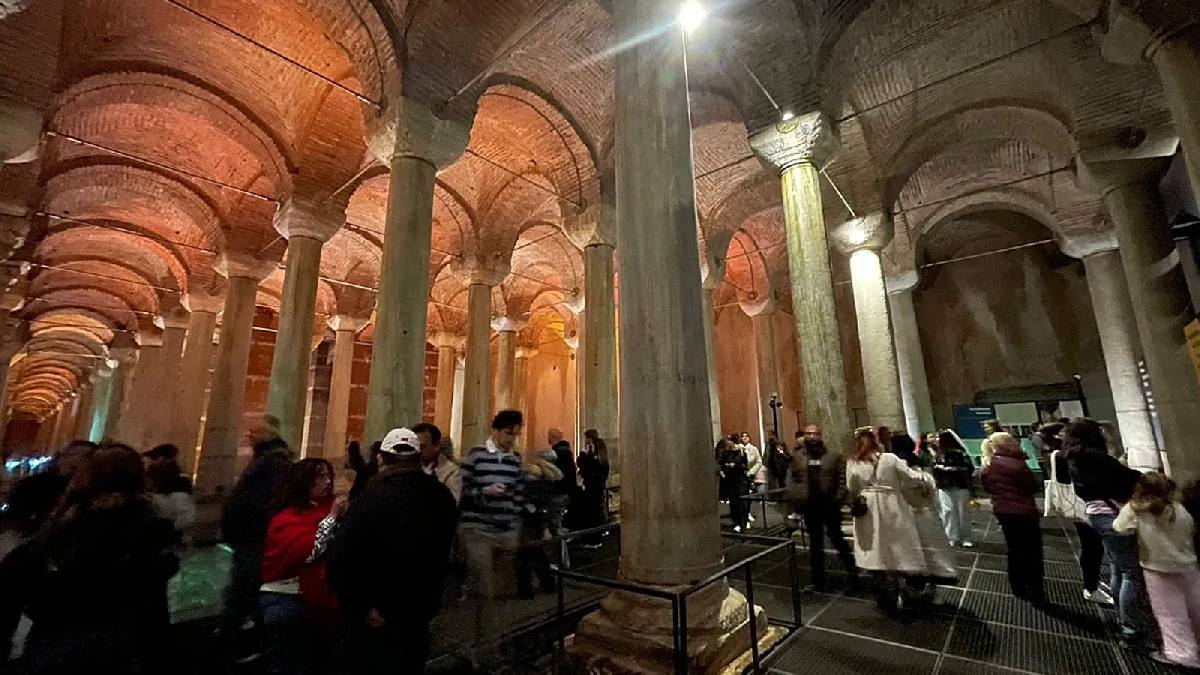 Yerebatan Sarnıcı'na ziyaretçi akını