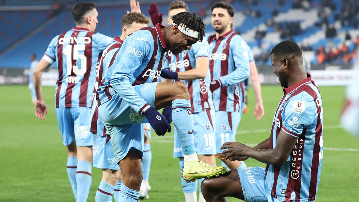 Süper Lig'de 30. hafta heyecanı-Canlı anlatım: Trabzonspor, Başakşehir'i ağırlıyor