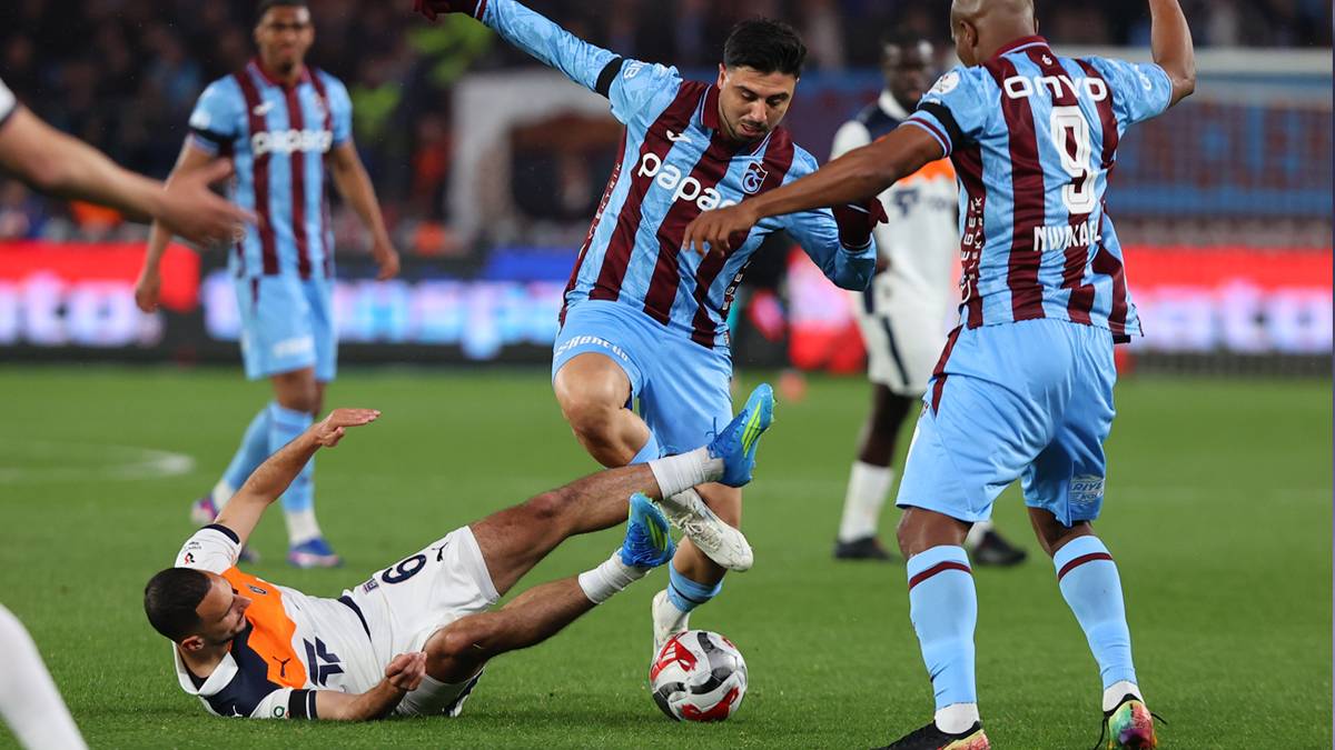 Süper Lig'de 30. hafta heyecanı-Canlı anlatım: Trabzonspor, Başakşehir'i ağırlıyor