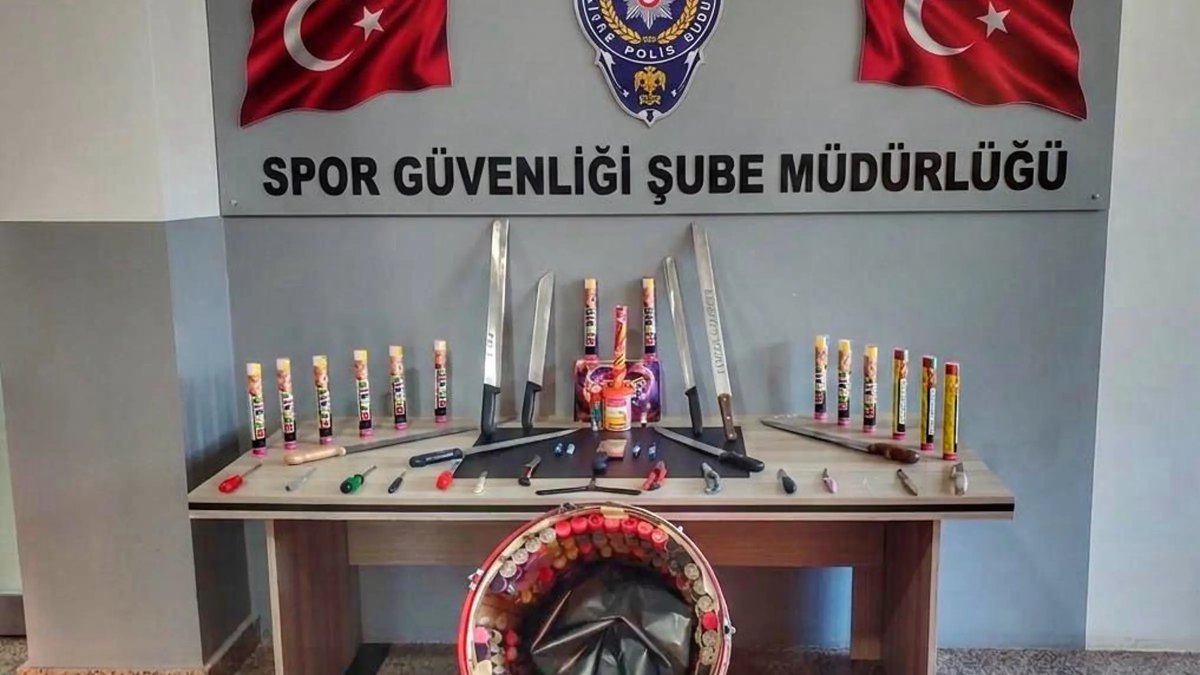 Süper Lig ekibinin taraftar otobüsünden cephanelik çıktı: Döner bıçağı, satır, sis bombası