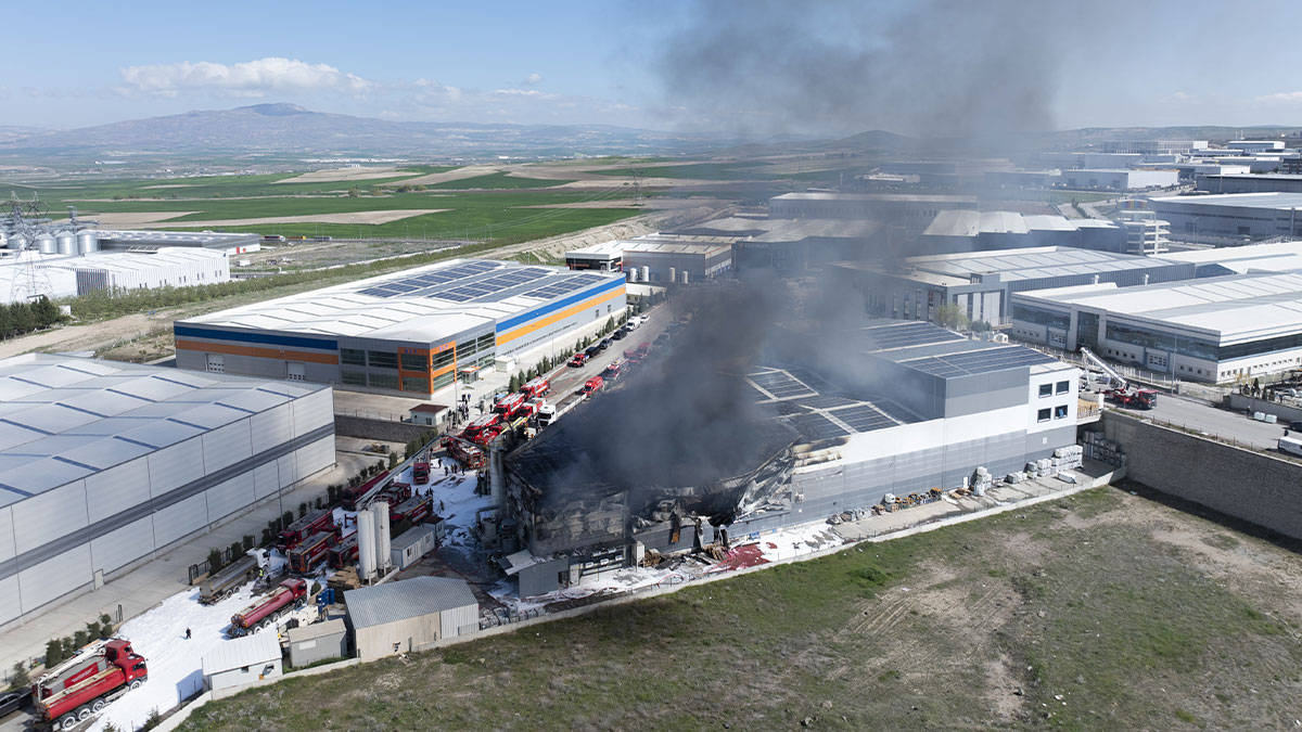 Ankara'da boya fabrikasında yangın