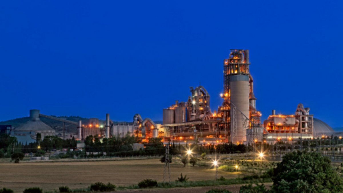 Sabancı Holding'den çifte veda: CarrefourSA'nın ardından Akçansa da satılıyor