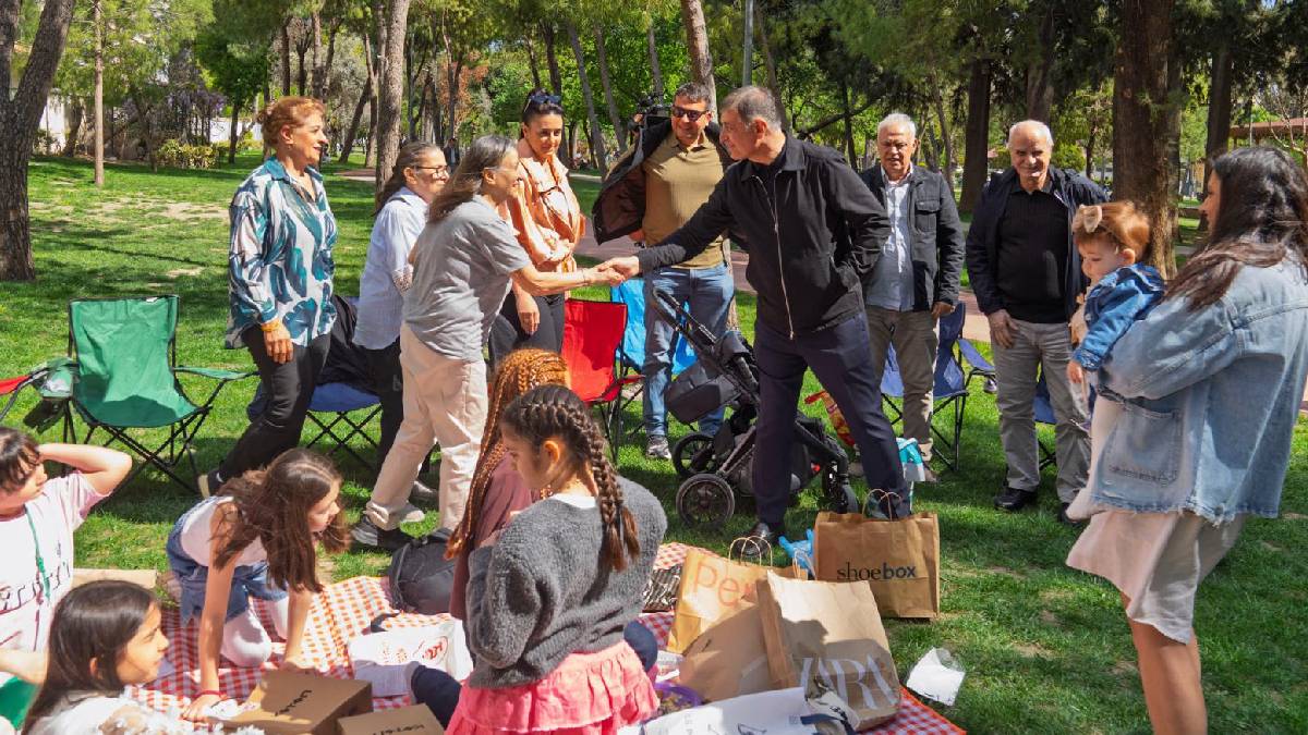Başkan Tugay’dan Hasanağa Bahçesi’nde sıcak hafta sonu buluşması