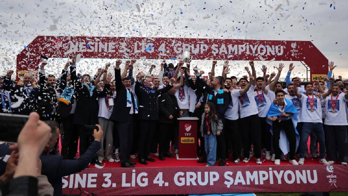 Şampiyonluğunu ilan eden Kütahyaspor, kupasını kaldırdı