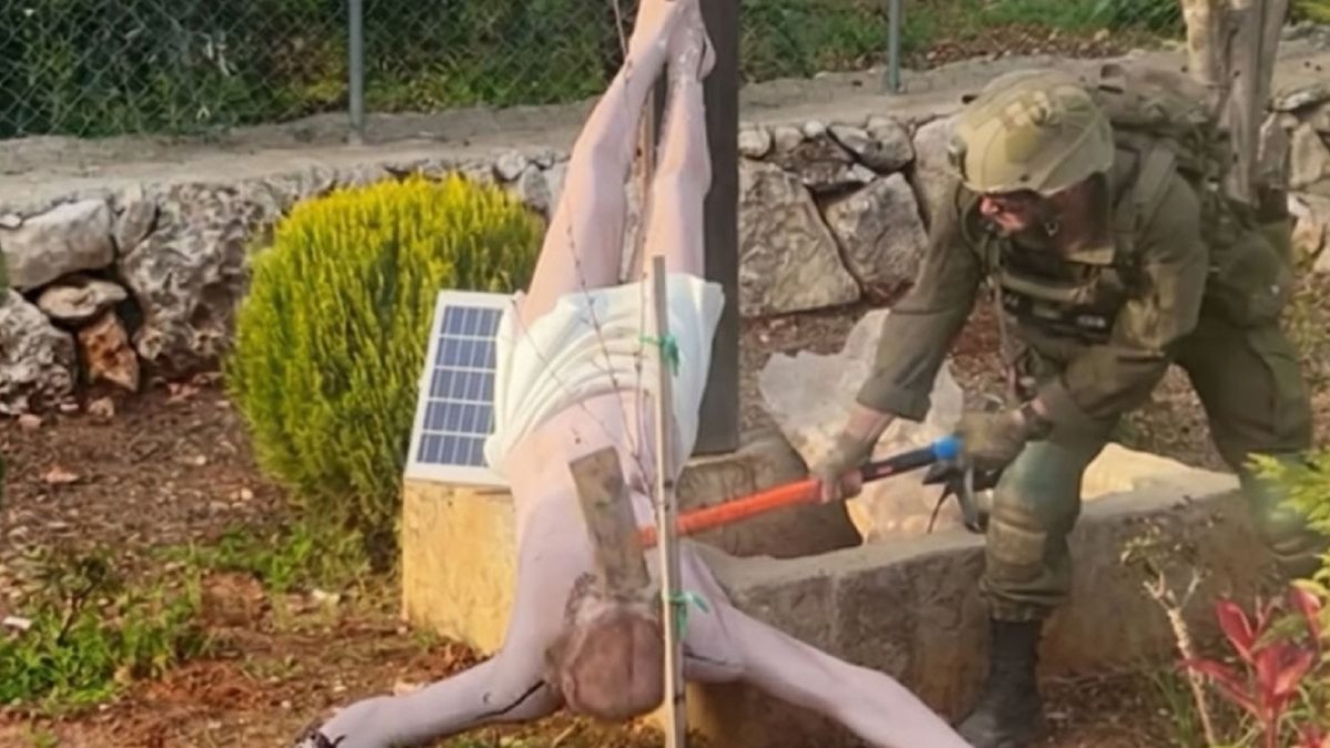 İsrail ordusu: Lübnan’da Hazreti İsa heykelini parçalayan asker hakkında işlem başlatıldı