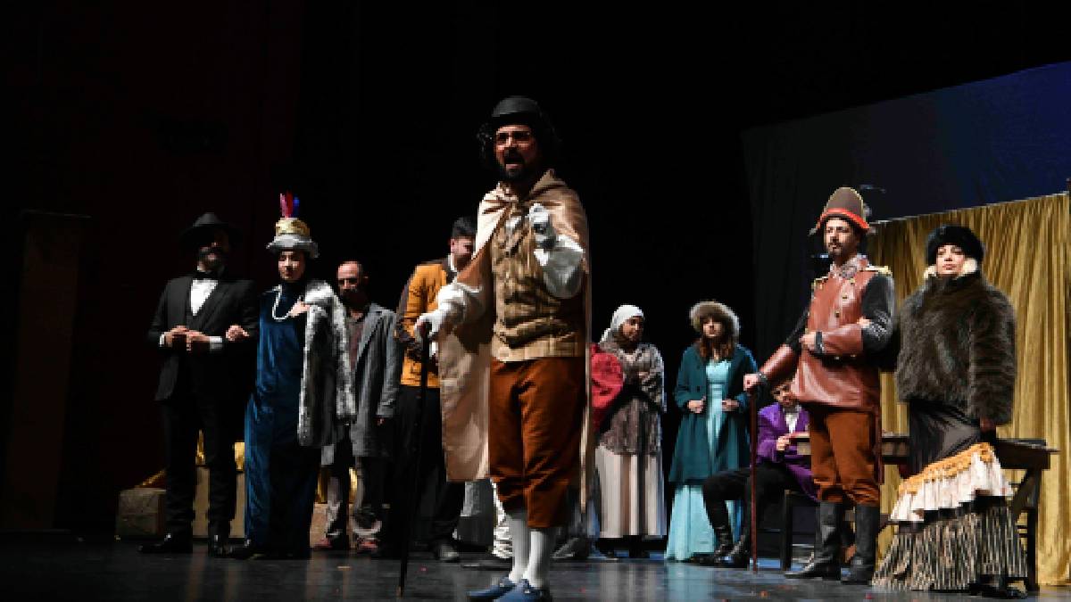 Altındağ Gençlik Merkezi tiyatro ekibi “Burun” ile prömiyer yaptı