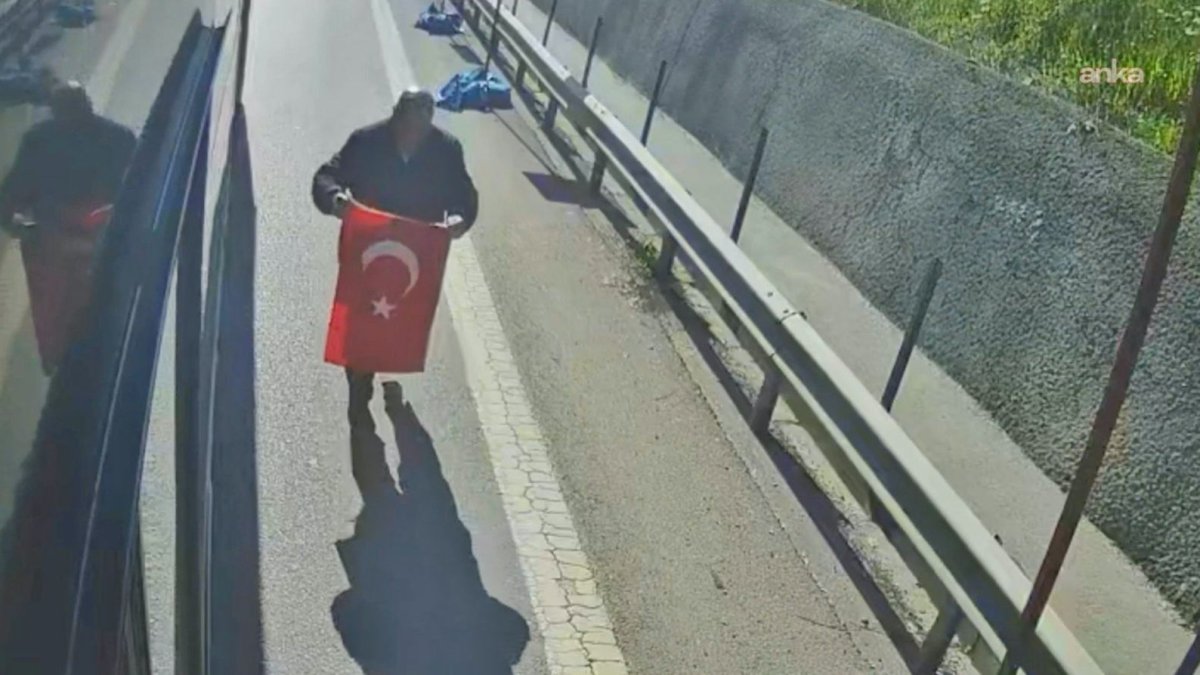 E-5'te alkışlanan hareket: İETT şoförü otobüsü durdurup yerdeki bayrağı baş tacı yaptı