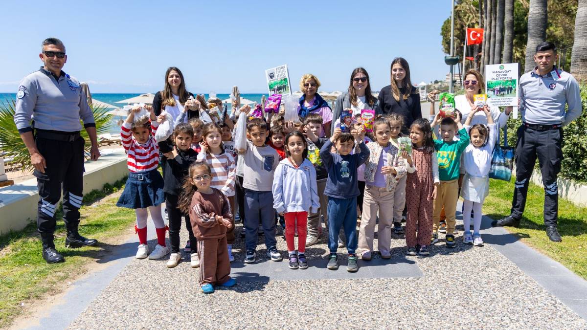 Manavgatlı minikler can dostları için sahada