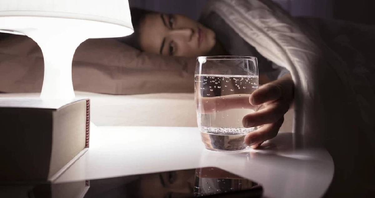 Yatmadan önce mutlaka su için! Bilimsel etkilerine inanamayacaksınız