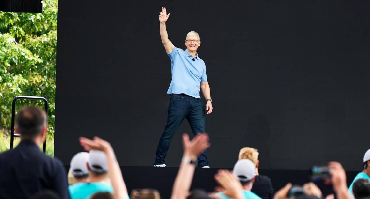Apple'da bir devrin sonu: Tim Cook görevden ayrılıyor