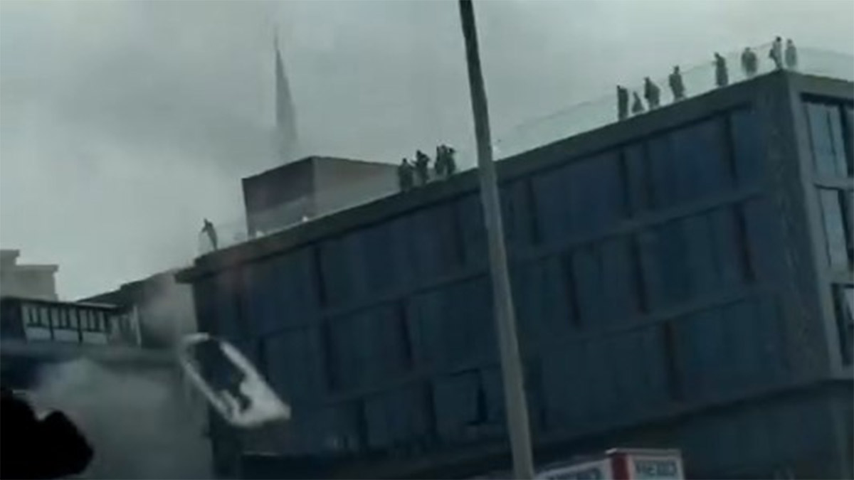 Son dakika! Pendik'te iş yerinde yangın! Çalışanlar çatıya çıktı