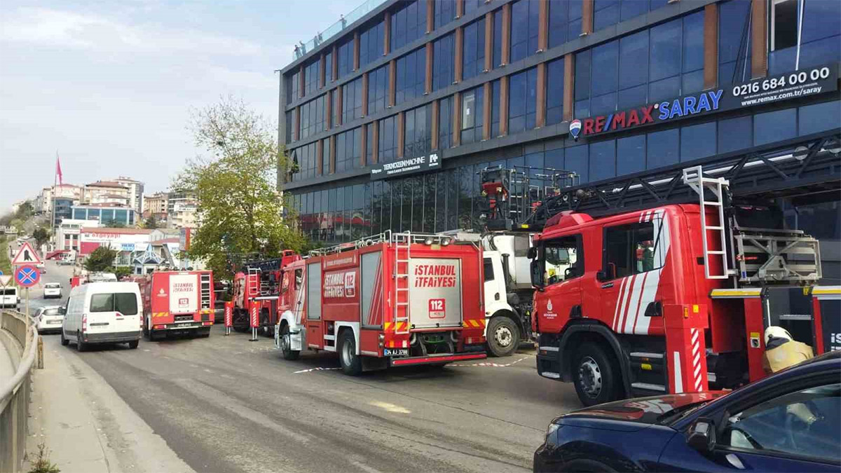 Pendik'te iş yerinde yangın! Çalışanlar çatıya çıktı