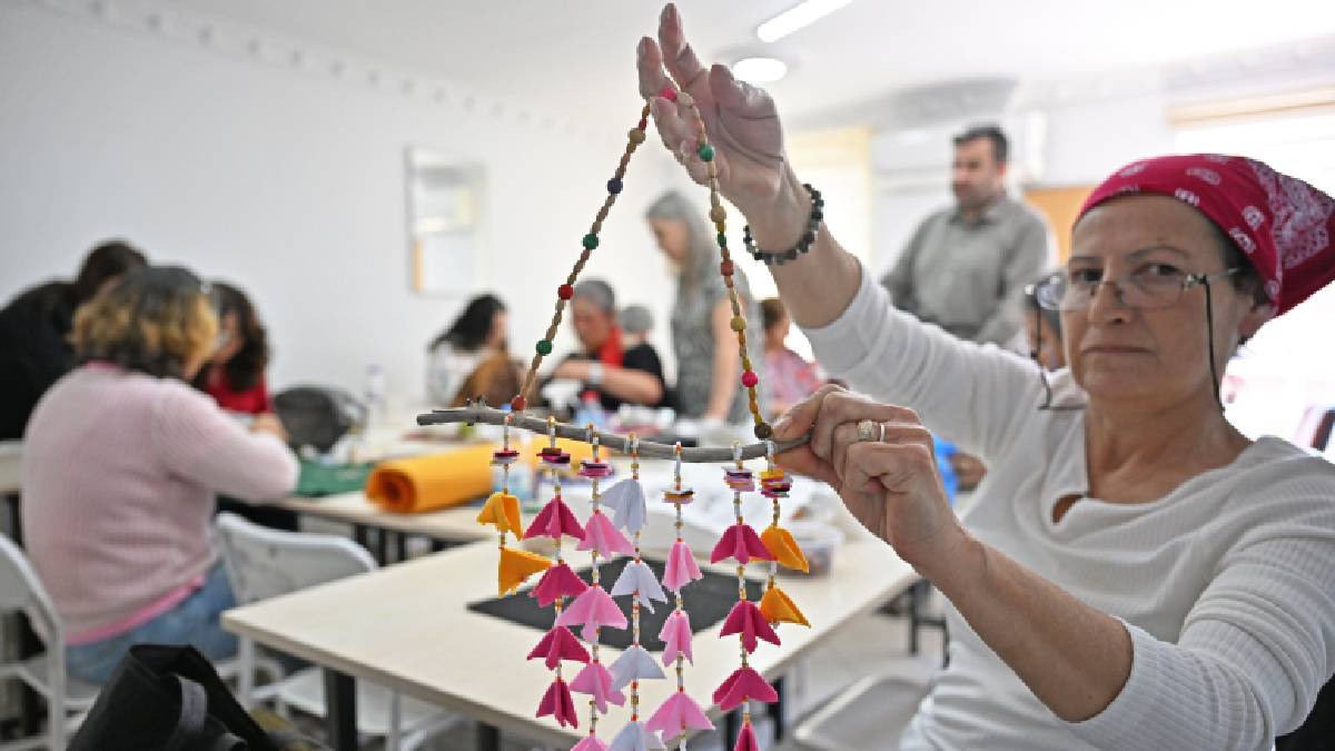 ATASEM’in hobi ve istihdam kurslarına yoğun ilgi: Kursiyerler hem sosyalleşiyor hem de hünerlerini sergiliyor