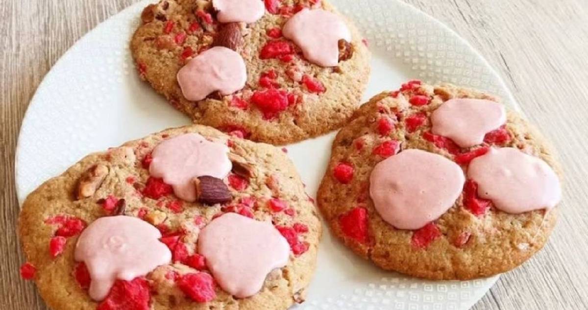 Bahar esintisi sofralarınıza da yansıyacak! Çileğin en yakıştığı lezzet: Çilekli kurabiye tarifi…