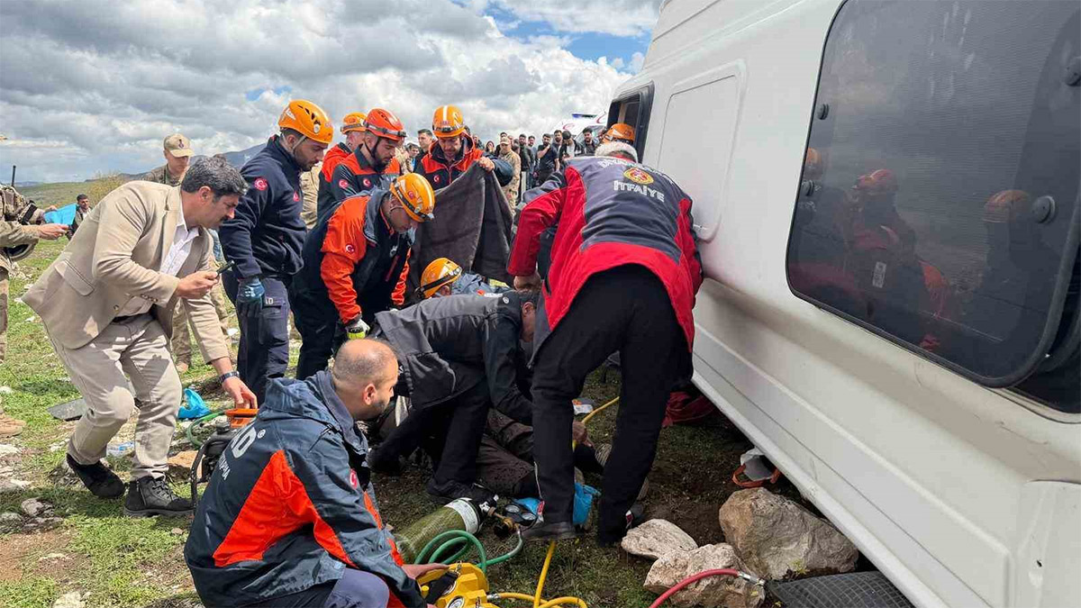 Diyarbakır'da yolcu otobüsü devrildi! Ölü ve yaralılar var