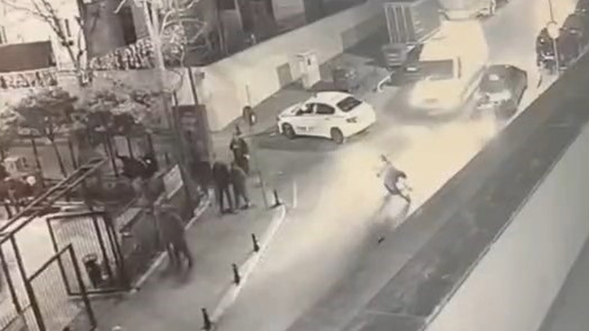 Fatih'te feci kaza kamerada! Ambulansla çarpışan motosiklet sürücüsü hayatını kaybetti