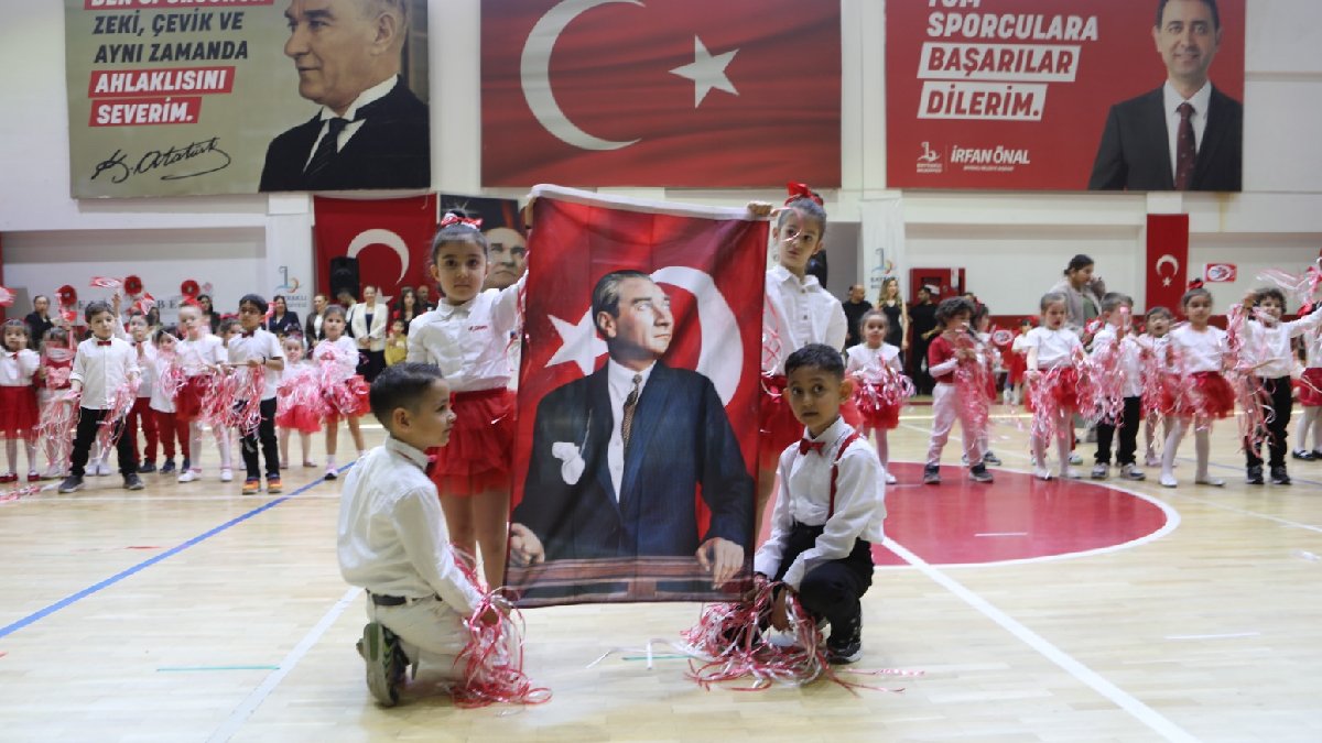 Bayraklı’da 23 Nisan programları çocukların yoğun katılımıyla devam ediyor