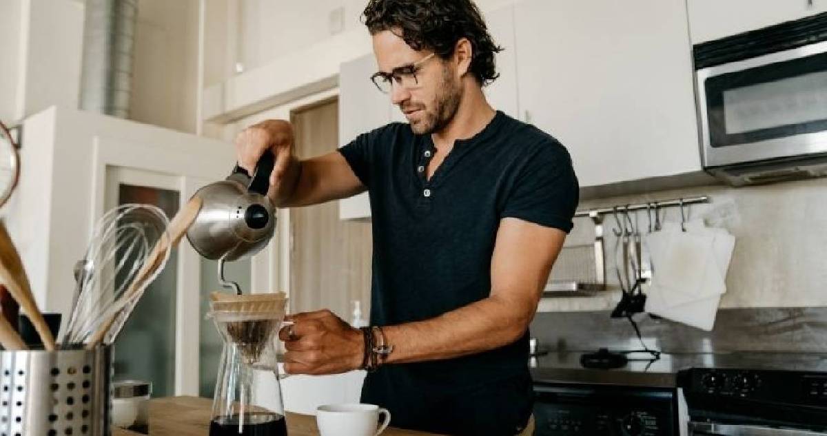 Gözünü açar açmaz kahveye koşanlar dikkat! Doğru zannedilen o yanlış tüm gününüzü etkiliyor