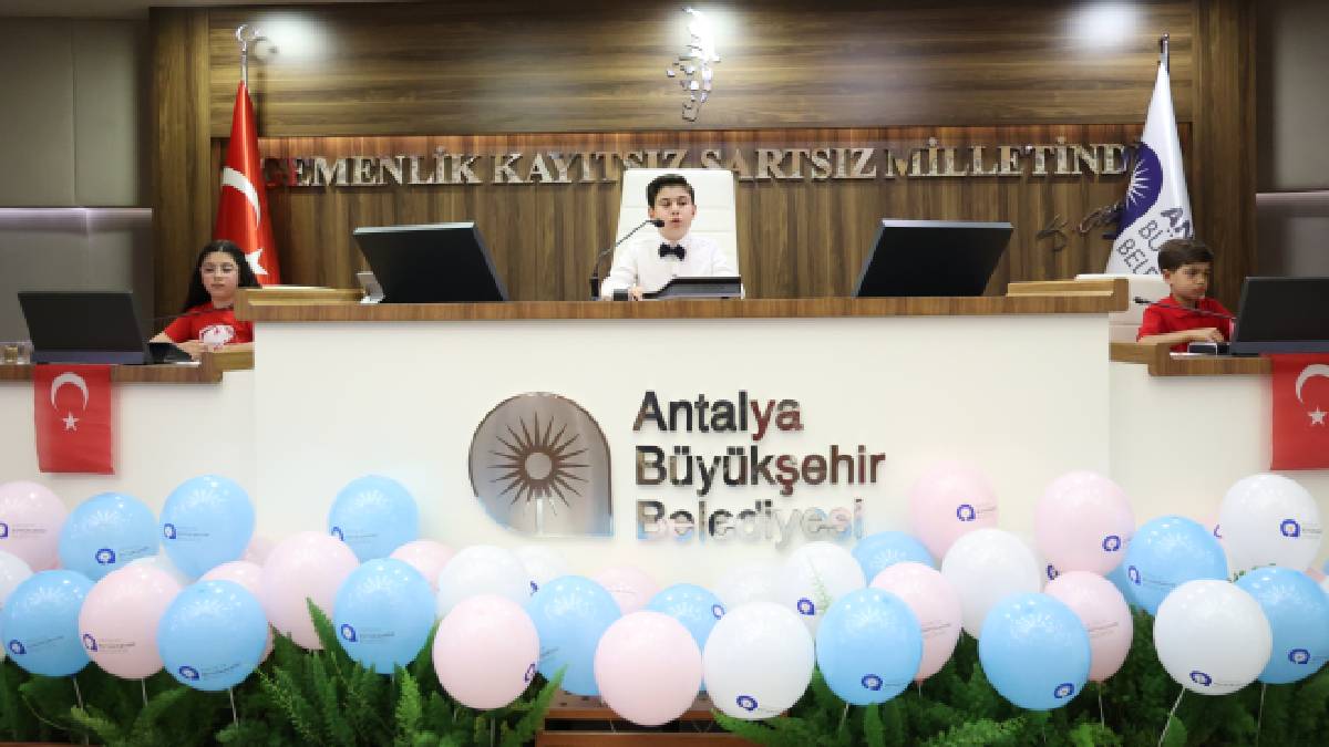 Antalya Büyükşehir Meclisi’nde koltuklar çocuklarda
