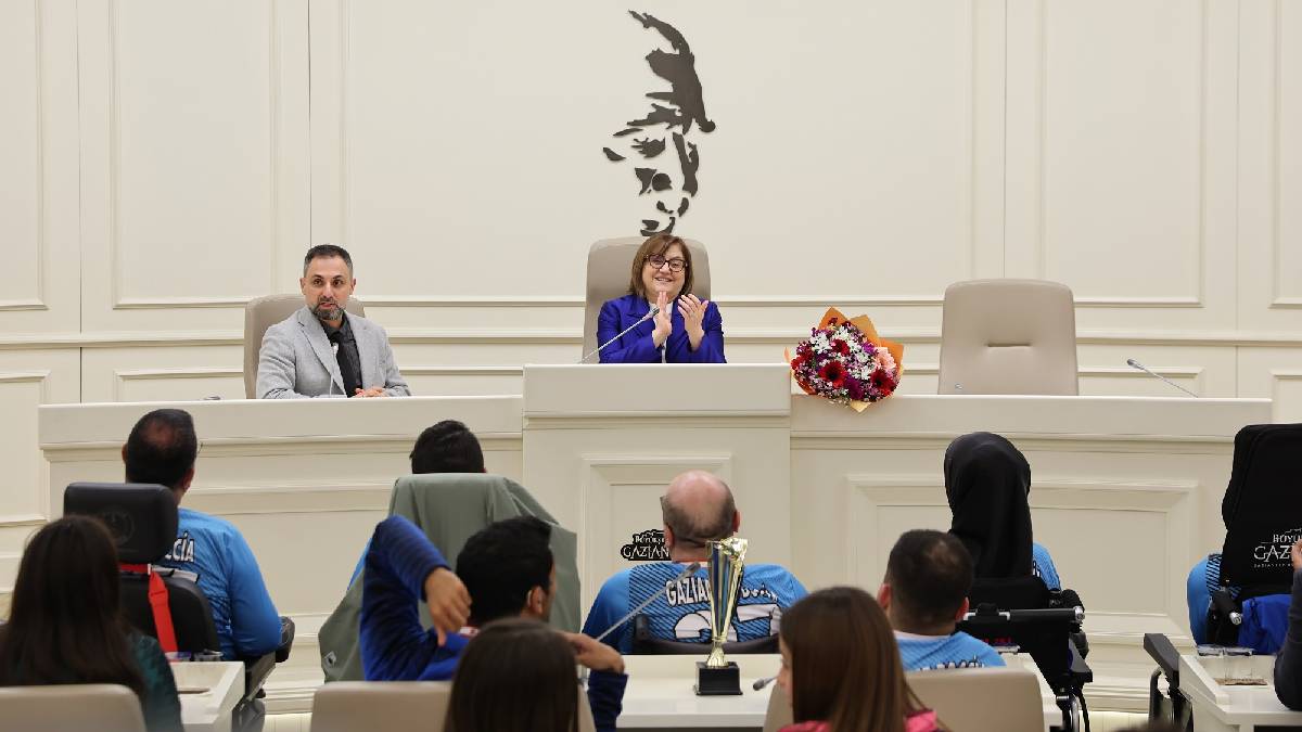 Başkan Şahin, başarılı sporcularla bir araya geldi