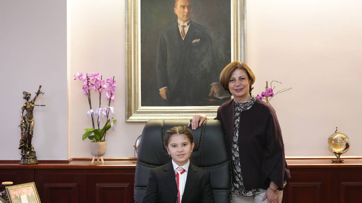 Başkan Ünlüce koltuğunu Ece Akkan’a devretti